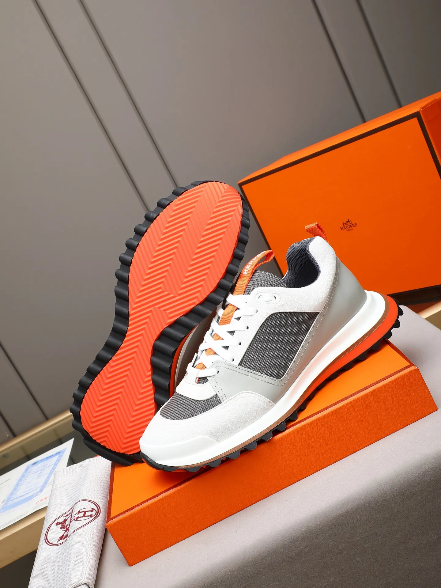 PP680【Hermes】fe new arrival~New Bouncing sneakers are the most comfortable shoes from Hermès. They are extremely light on the feet and look great. You won’t feel tired even when you go shopping and running around. 👍Very light and comfortable. Extremely light. Perfect for both sports and leisure. They feel great when you step on them! It’s up to you to choose, there’s always what you want~ ✔️Fabric: Imported first-layer cowhide ✔️Inner lining: Imported water-dyed cowhide ✔️Outsole: Seamless combination of IP+TPU (multi-color letters) German technology irradiation machine ✔️Code number: Male 38-44 (45 customized)